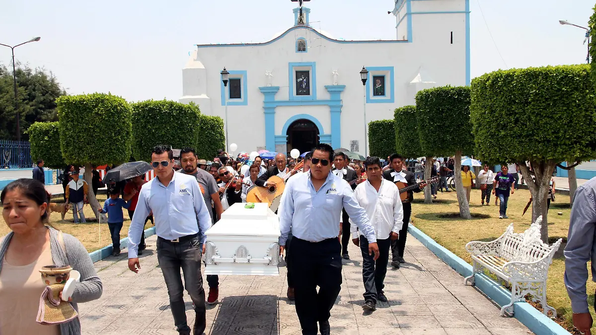 ENTIERRO DE NIÑO MUERTO POR BALA PERDIDA EN CHOLULA  (6)